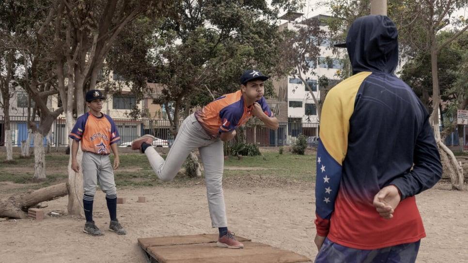 Los Jóvenes jugadores de Los Astros practican su bola rápida en un parque del distrito de San Juan de Lurigancho, en el norte de Lima, Perú.
