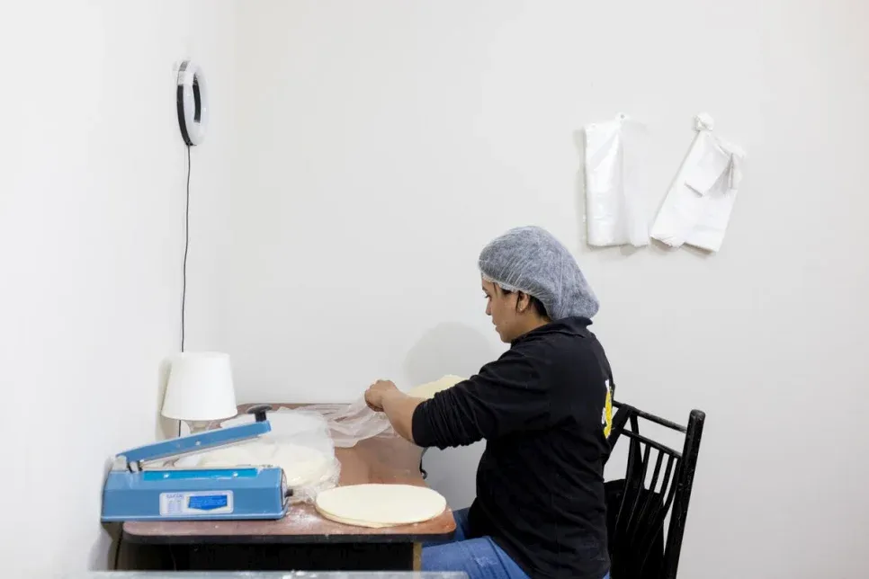 María es una emprendedora venezolana de 33 años, administra con éxito un negocio de elaboración de masa de hojaldre lista para hacer empanadas en la ciudad de Arequipa, al sur de Perú.