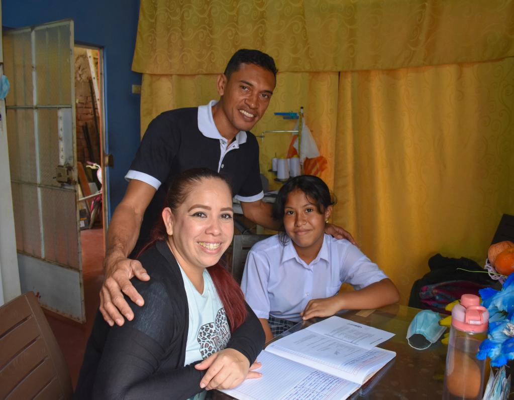 Jennifer e Ivan junto a su hija