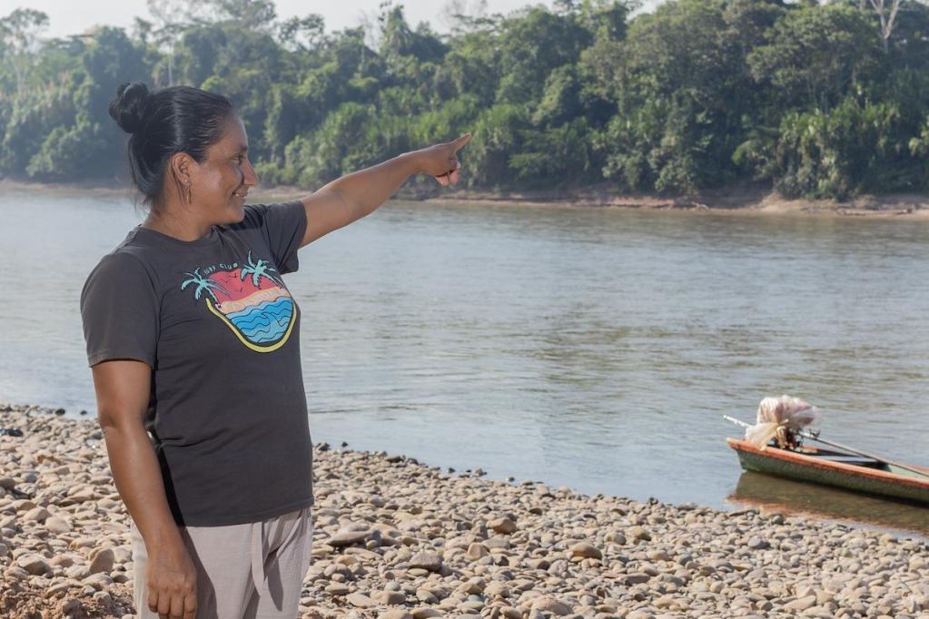 Rocío Condor explica que para acceder a sus chacras las mujeres cruzan el río diariamente