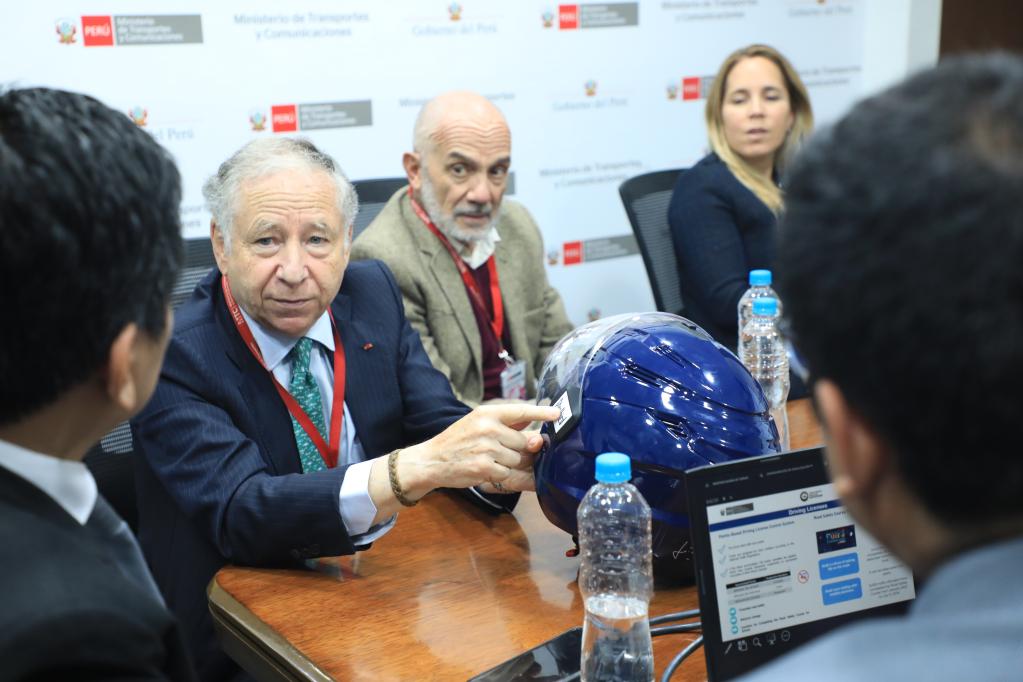 Jean Todt muestra casco de alta calidad y bajo costo producido bajo estándares de las Naciones Unidas.