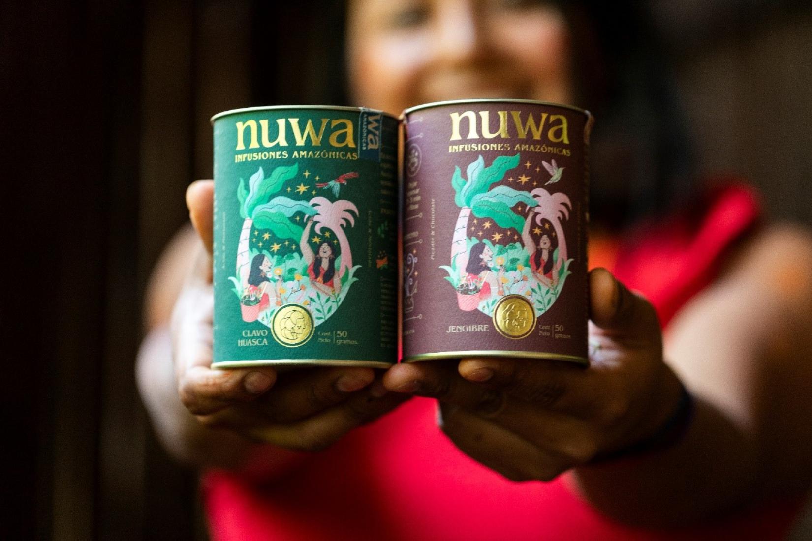 Las mujeres venden el té con la marca registrada Nuwa.