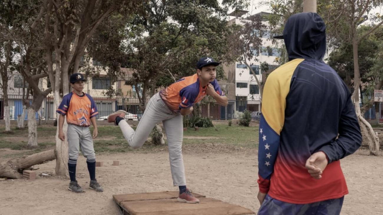 Los Jóvenes jugadores de Los Astros practican su bola rápida en un parque del distrito de San Juan de Lurigancho, en el norte de Lima, Perú.