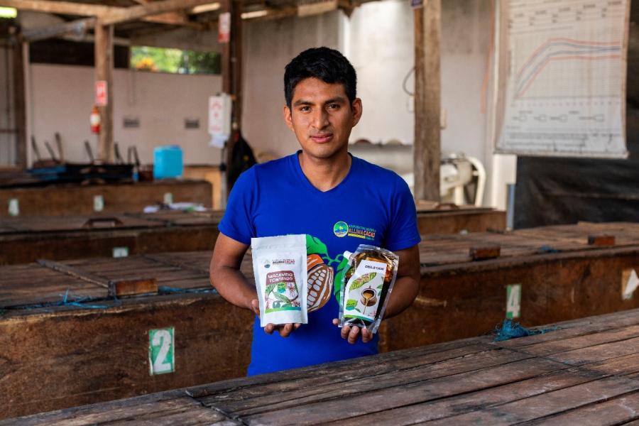 David Santos Huancas supervisa la cosecha, el seguimiento y la venta del cacao en grano.