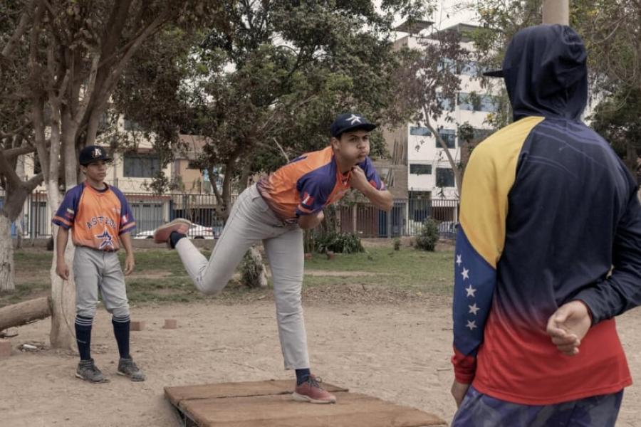 Los Jóvenes jugadores de Los Astros practican su bola rápida en un parque del distrito de San Juan de Lurigancho, en el norte de Lima, Perú.