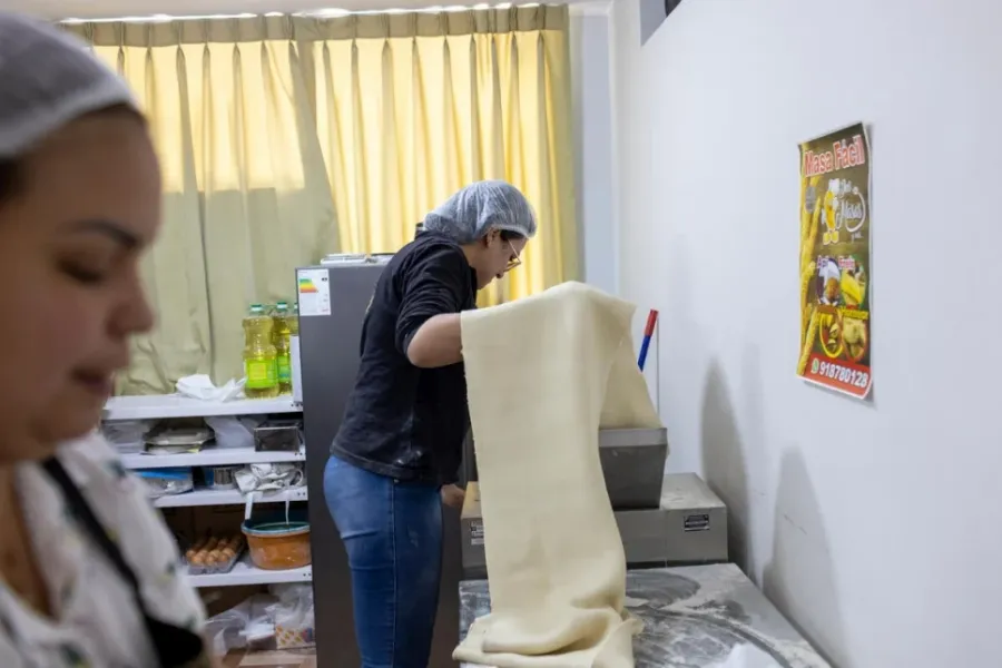 María produce láminas de hojaldre listas para hacer empanadas. Su negocio estaba en crisis hasta que participó en un curso de mentoría para emprendedores organizado por la incubadora de empresas Kaman, en colaboración con ACNUR.