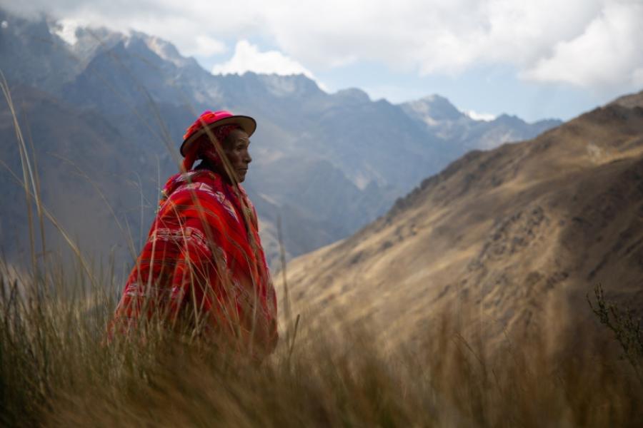 Constantino Aucca ha ayudado a las comunidades Indígenas, un grupo históricamente marginado, a que hagan respetar los derechos jurídicos asociados a su territorio y establecer áreas protegidas para sus bosques nativos.
