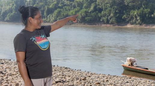 Rocío Condor explica que para acceder a sus chacras las mujeres cruzan el río diariamente