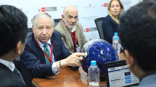 Jean Todt muestra casco de alta calidad y bajo costo producido bajo estándares de las Naciones Unidas.